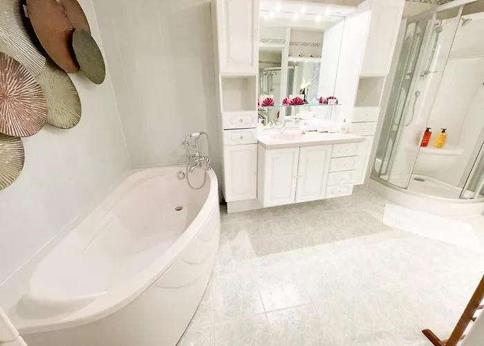 Chateau Bourgeoisie *** 3*