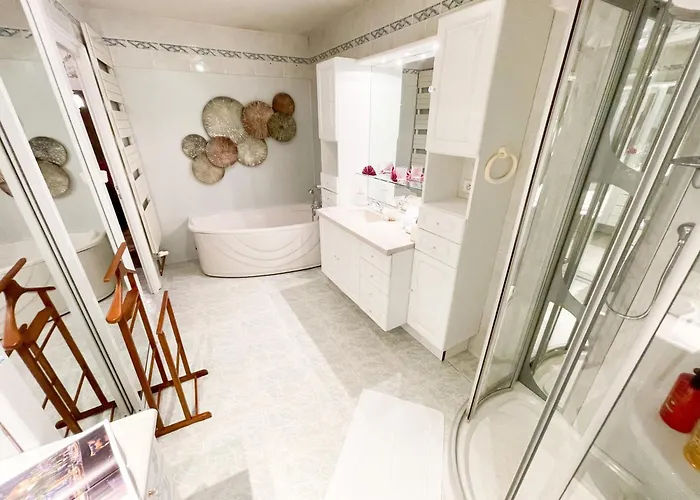 Chateau Bourgeoisie *** Couette-café 3*